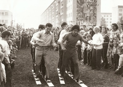 1974-wohngebietsfest-zum-10.-geburtstag-von-halle-neustadt-q-archiv-gw-bauverein-halle-leuna-eg.jpg